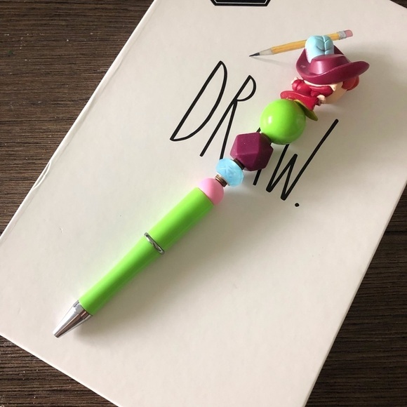 Disney Doorables: Peter Pan: Peter Pan handmade beaded pen - Picture 3 of 3